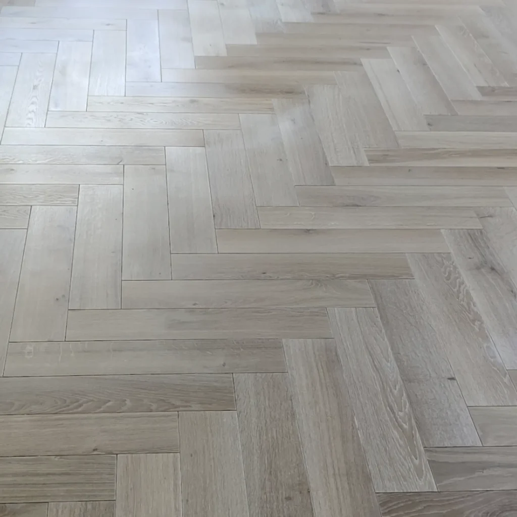 Woodengold oak herringbone T&G obiekt (120x600mm)