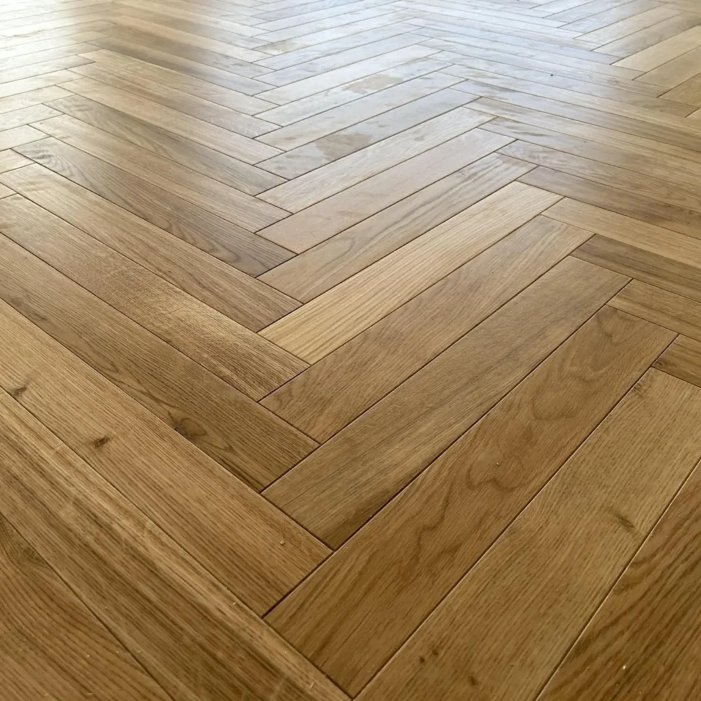 Woodengold oak herringbone T&G obiekt (70×350 mm)