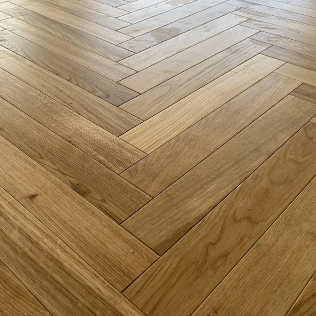 Woodengold oak herringbone T&G obiekt (70×490 mm)